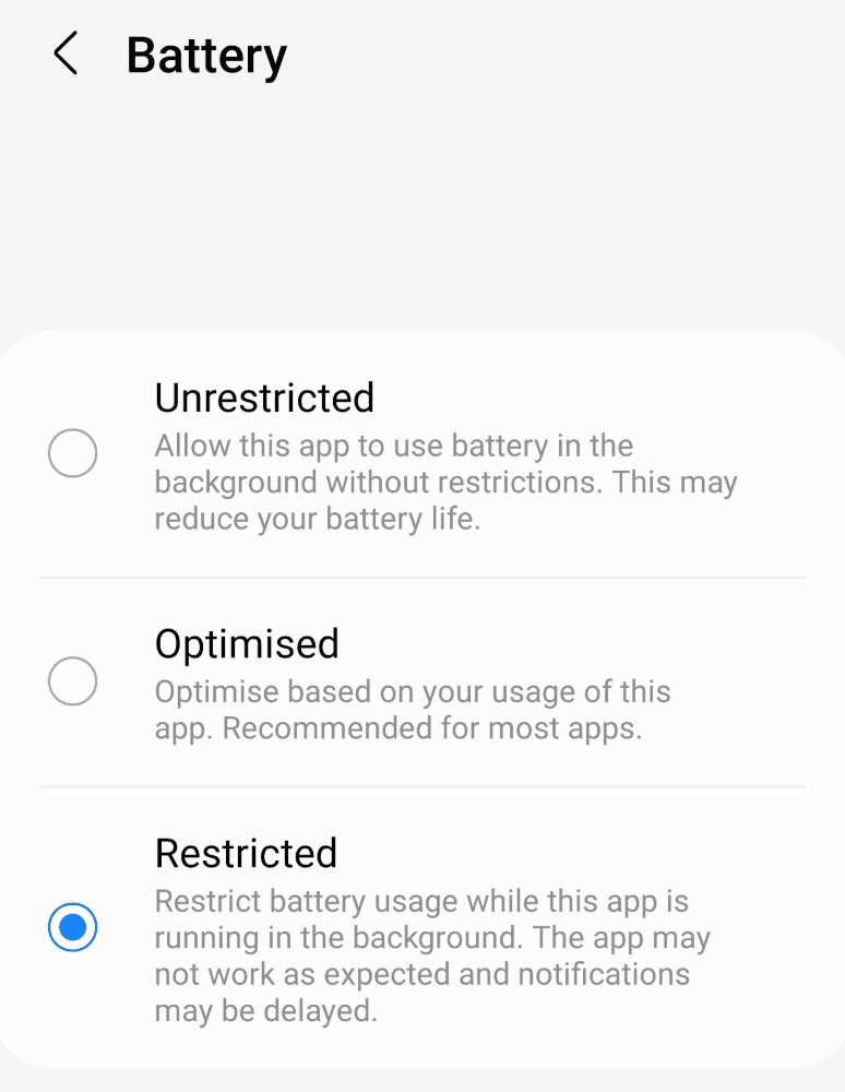 Android의 앱별 배터리 설정에서 제한 없음, 최적화, 제한 중 「제한」이 선택된 화면