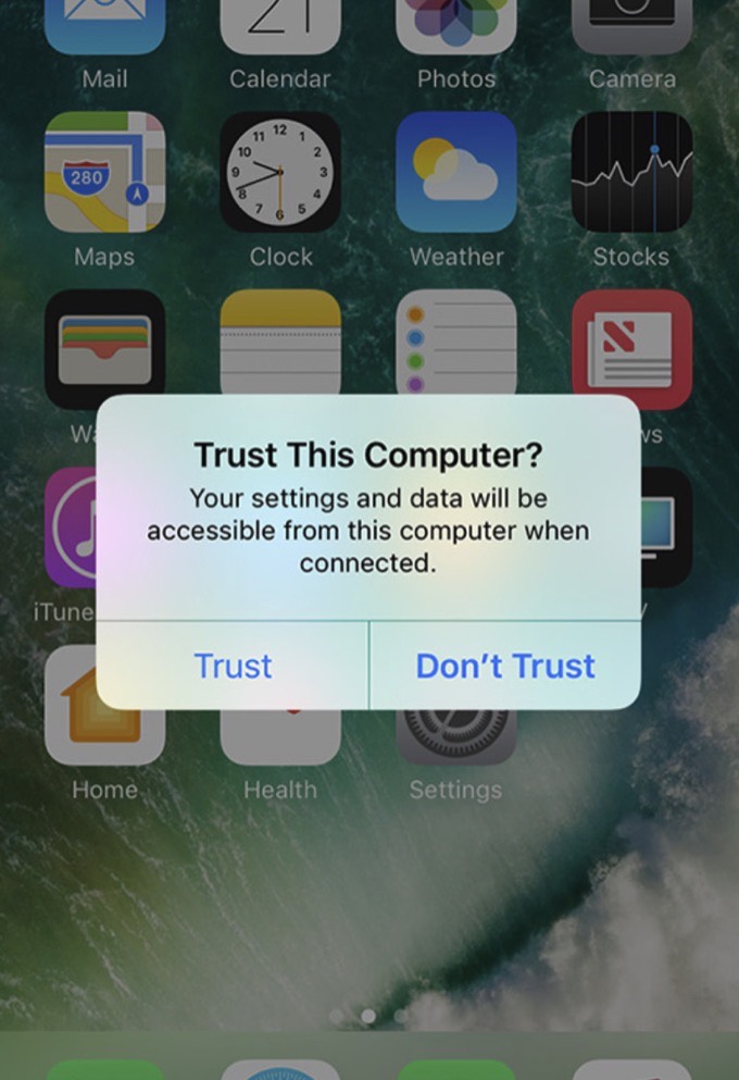 iPhoneのホーム画面に表示された「このコンピュータを信頼しますか？」の確認と、信頼・信頼しないのボタン